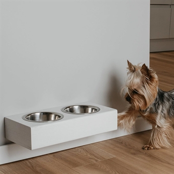 Handgjord Designer Väggmonterad Matskål Till Katter och Små Hundar i Vitmålad Ek